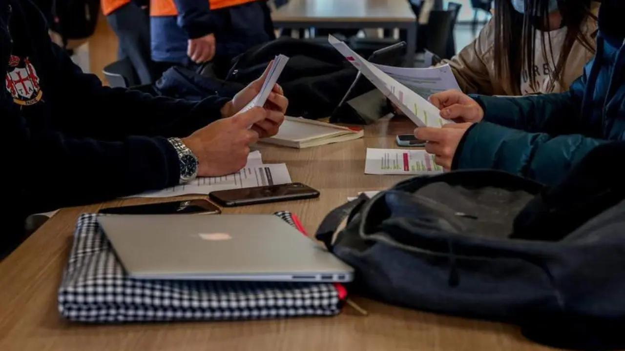 <p> Varios alumnos estudian en una sala de estudio </p>
