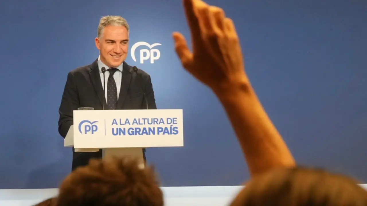 <p> El coordinador general del PP, El&iacute;as Bendodo, ofrece una rueda de prensa en la sede del PP. - DAVID MUDARRA (PP) </p>