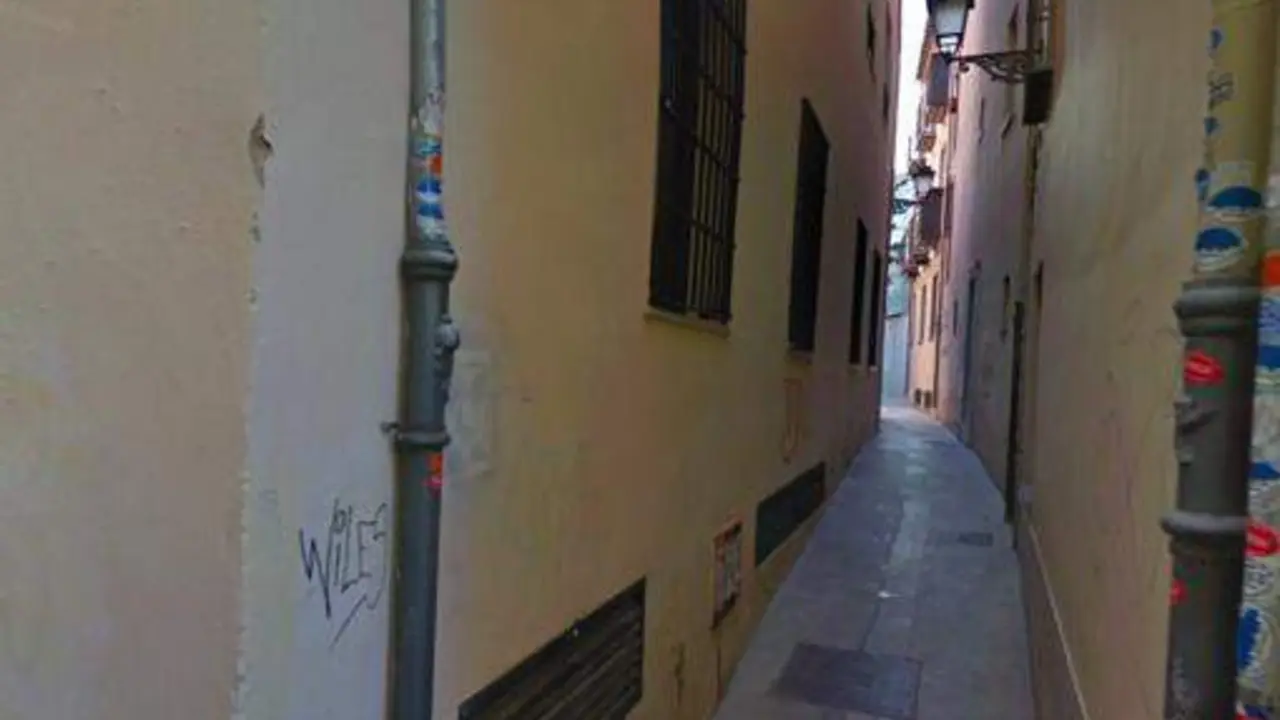 <p> Una calle estrecha </p>