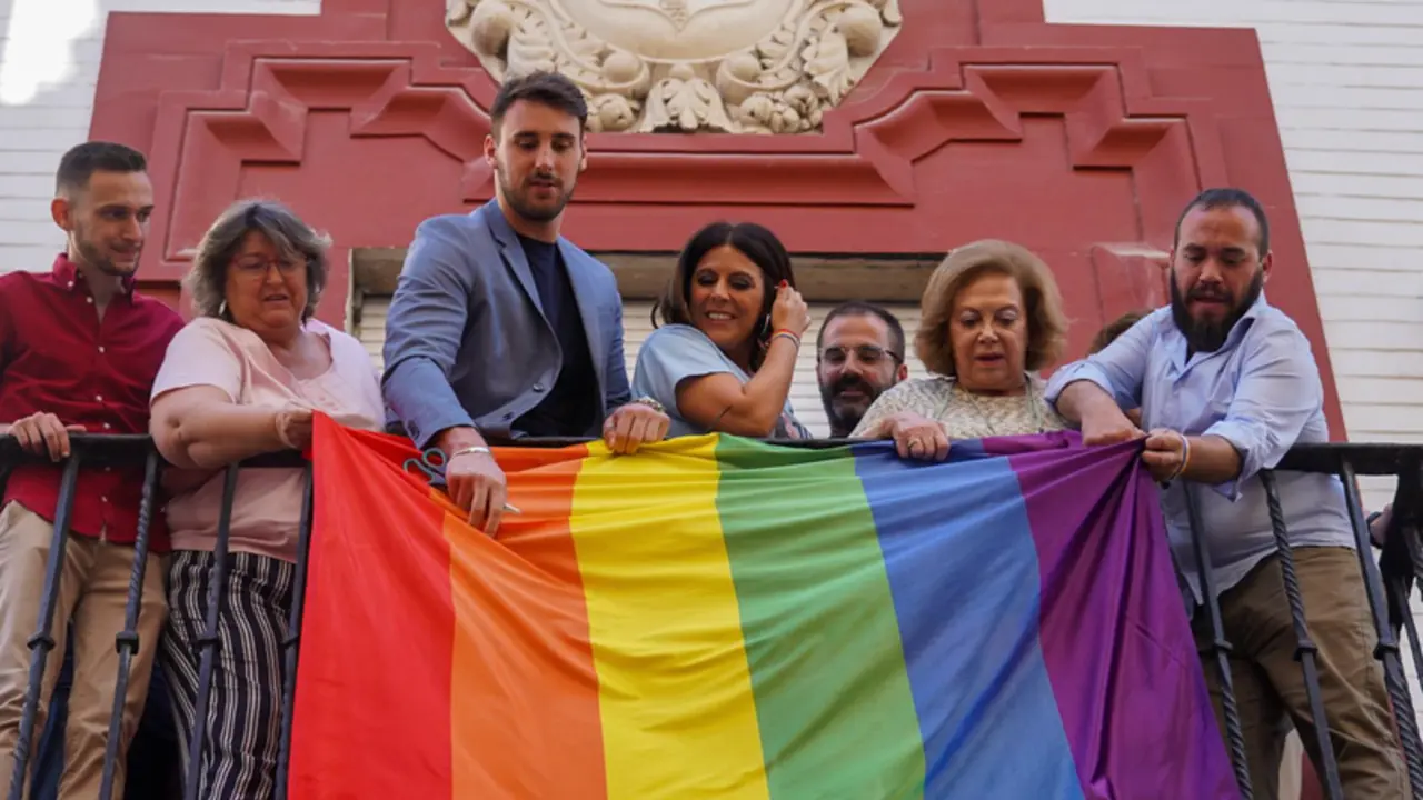 <p> Archivo - La vicesecretaria general del PSOE de Andaluc&iacute;a, &Aacute;ngeles F&eacute;rriz, participa en el acto LGTBI organizado en la sede socialista junto al secretario LGTBI del PSOE-A, Manolo Rosado y el secretario LGTBI del PSOE, V&iacute;ctor Guti&eacute;rrez a 06 de junio 2022 - Eduardo Briones - Europa Press - Archivo </p>