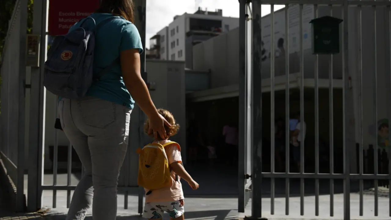 <p> Archivo - Una madre lleva a su hijo a la guarder&iacute;a. - Kike Rinc&oacute;n - Europa Press - Archivo </p>