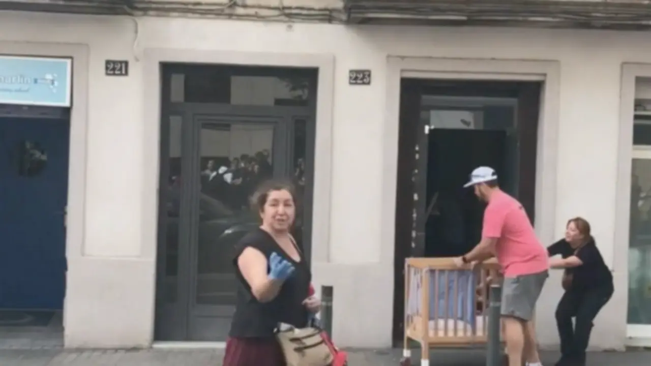 <p> Pareja de Bristol salvando beb&eacute;s de una guarder&iacute;a en un edificio en llamas en Barcelona </p>