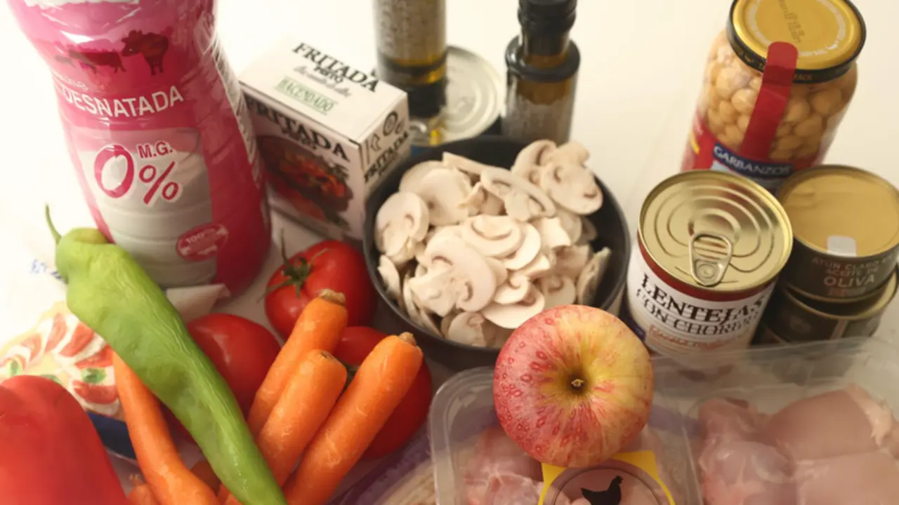 <p> Distintos productos de alimentaci&oacute;n en un hogar. - Eduardo Parra - Europa Press </p>