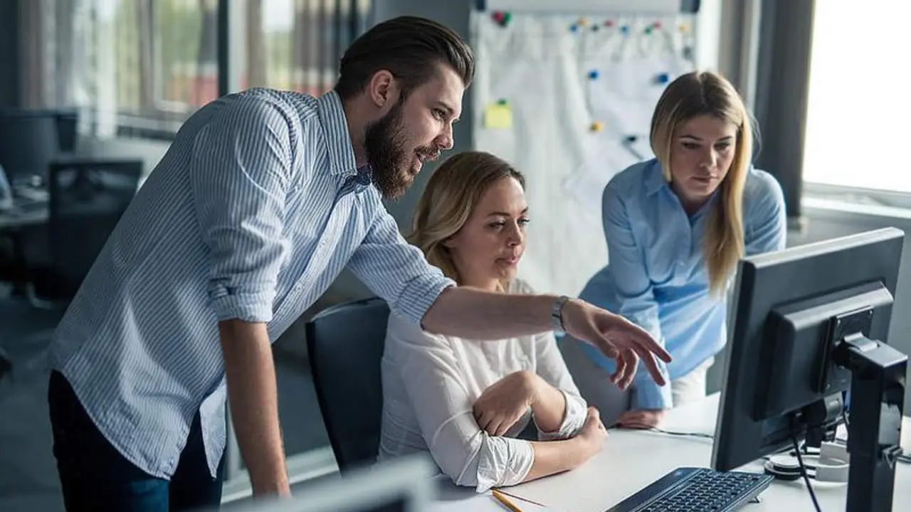 <p> J&oacute;venes en pr&aacute;cticas </p>