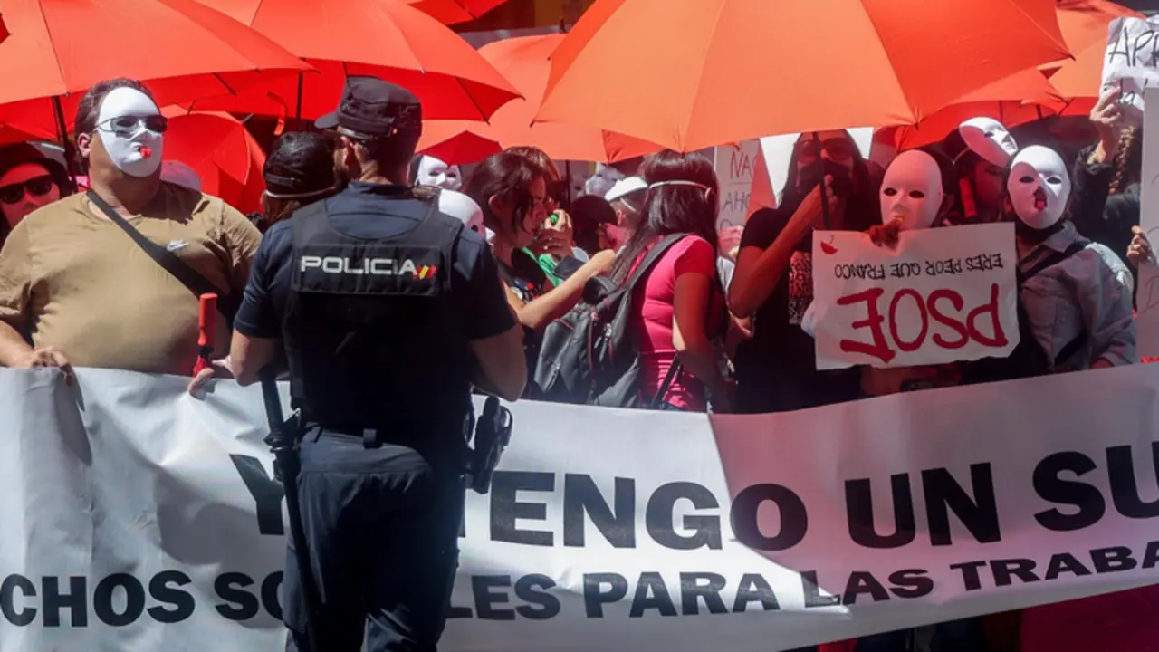 <p> Archivo - Protestas contra la abolicion de la prostituci&oacute;n ante la sede del PSOE - Ricardo Rubio - Europa Press - Archivo </p>