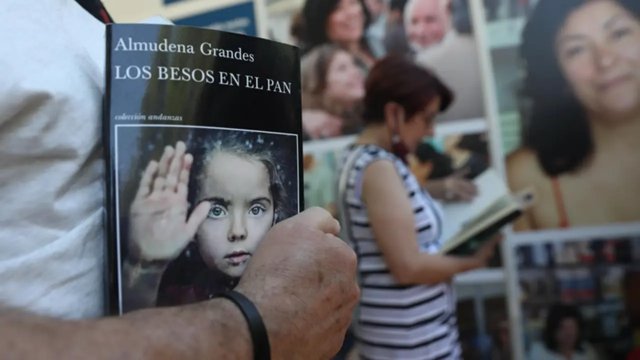 <p> Archivo - Un hombre asiste a un homenaje a la escritora Almudena Grandes - Europa Press - Archivo </p>