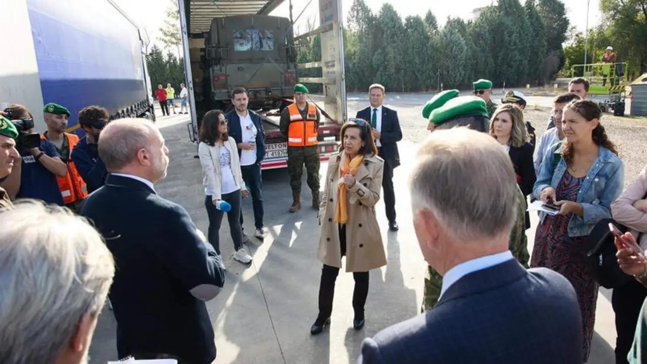 <p> La ministra de Defensa, Margarita Robles (c), durante una visita al Grupo de Apoyo a la Proyecci&oacute;n (GAPRO) del Ej&eacute;rcito de Tierra que gestiona los env&iacute;os a Ucrania </p>