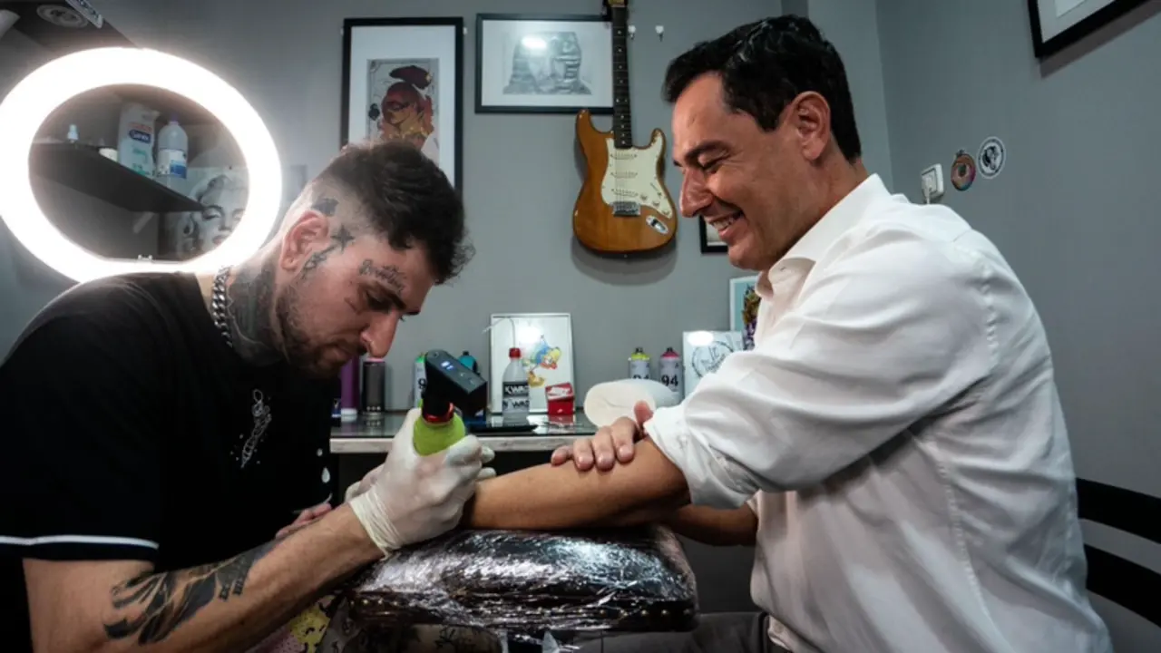 <p> Juanma Moreno se tat&uacute;a en el estudio Barbiere - PP </p>