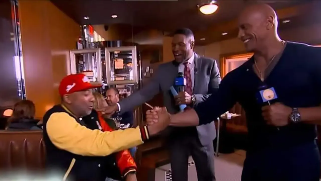 <p> Dwayne "The Rock" Johnson soprendiendo a Yuri Williams </p>