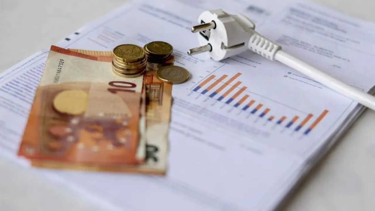 <p> Un cable, dinero y una factura de luz, a 3 de enero de 2022, en Madrid, (Espa&ntilde;a) </p>