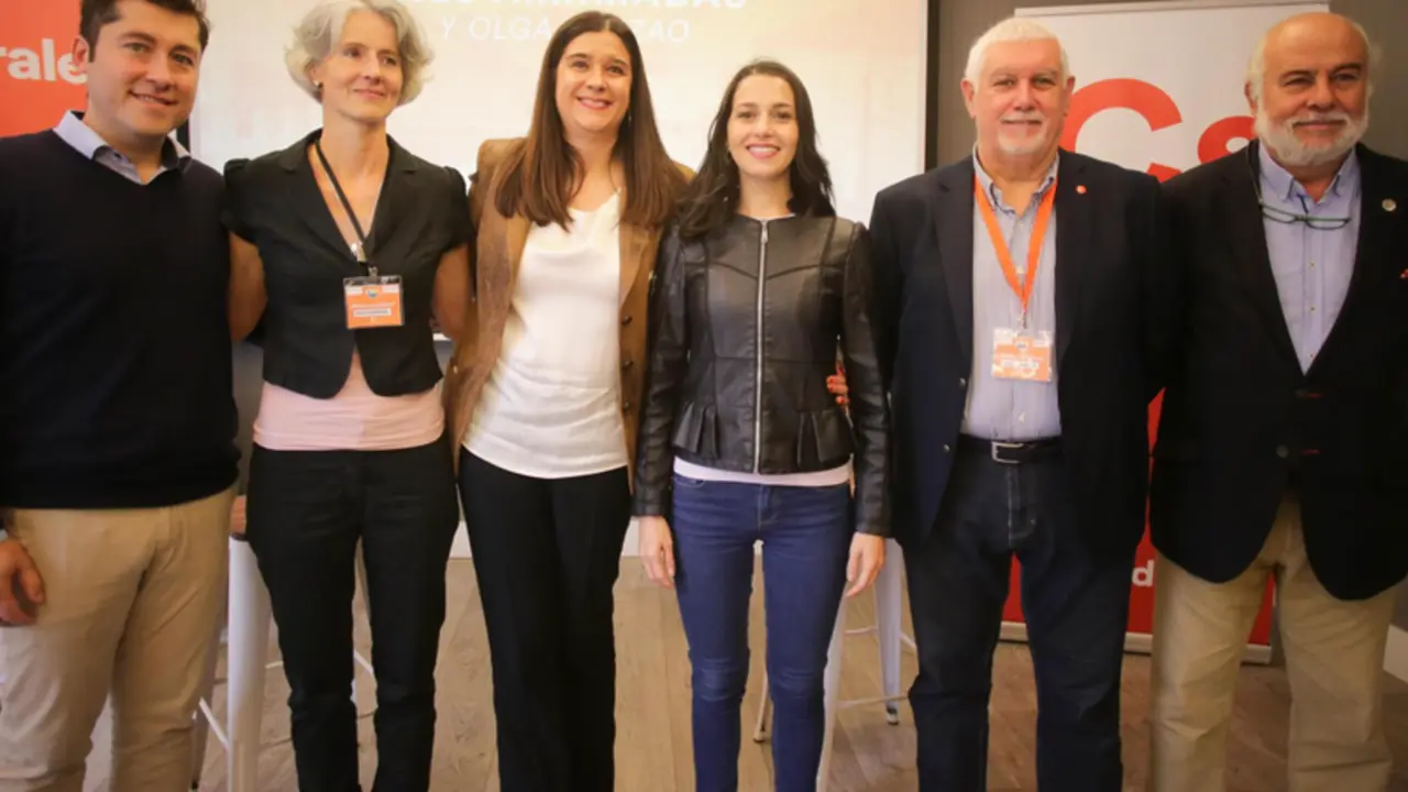 <p> La Presidenta nacional de Ciudadanos, Ines Arrimadas, visita la ciudad junto a los concejales Olga Louzao y Juan Vidal y mantiene un encuentro con la militancia en el Hotel Mendez Nu&ntilde;ez. - CARLOS CASTRO/EUROPA PRESS </p>