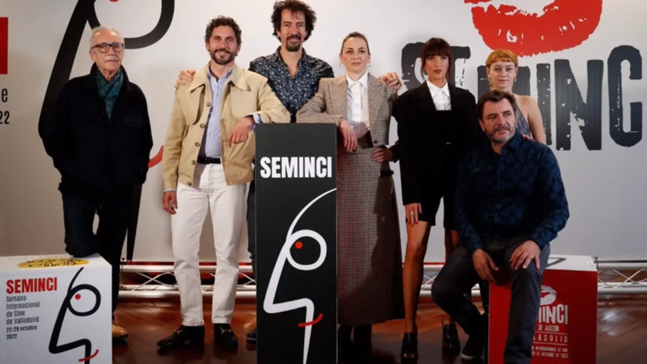 <p> De izda a dcha: Juan Jos&eacute; Mill&aacute;s, Paco Le&oacute;n, F&eacute;lix Viscarret, Leonor Watling, Susana Abaitua, Alex Brendem&uuml;hl y Mar&iacute;a Romanillos durante la presentaci&oacute;n en Seminci de 'No mires a los ojos'. - SEMINCI </p>
