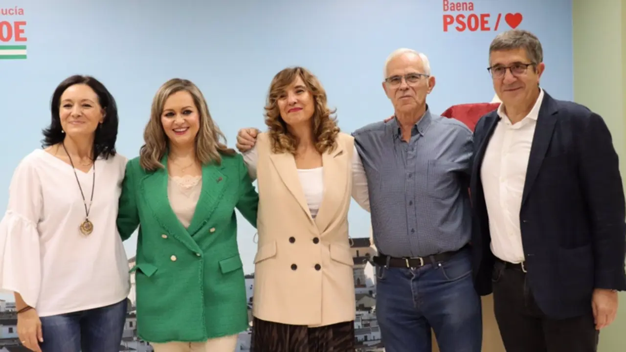 <p> En el acto del PSOE de Baena, han participado Rafi Cresp&iacute;n (primera por la izquierda), secretaria general del PSOE de C&oacute;rdoba; Mar&iacute;a Jes&uacute;s Serrano, secretaria del PSOE de Baena, y Patxi L&oacute;pez (primero por la derecha), portavoz del PSOE en el Congreso. - PSOE CORDOBA </p>
