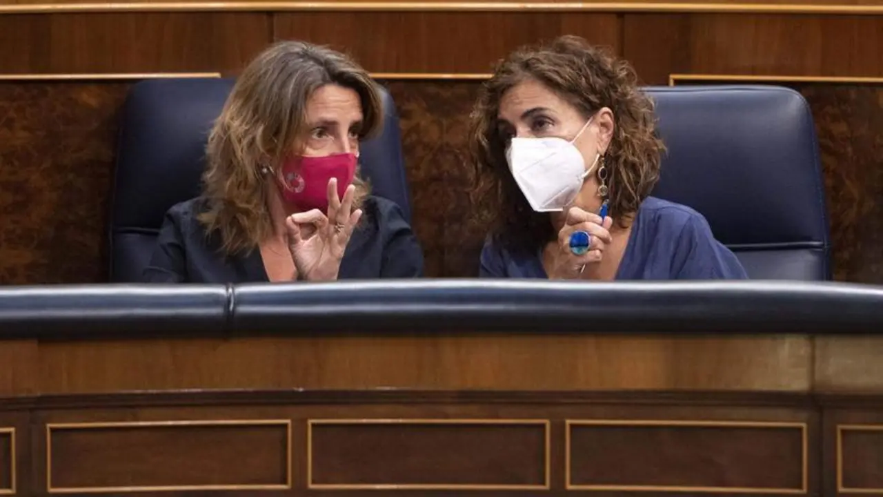 <p> La vicepresidenta tercera y ministra para la Transici&oacute;n Ecol&oacute;gica y el Reto Demogr&aacute;fico, Teresa Ribera (i) y la ministra de Hacienda y Funci&oacute;n P&uacute;blica, Mar&iacute;a Jes&uacute;s Montero (d) </p>