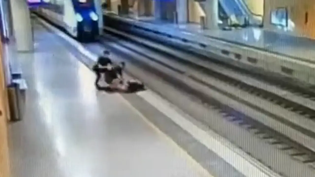 <p> Los polic&iacute;as junto a la mujer salvada </p>