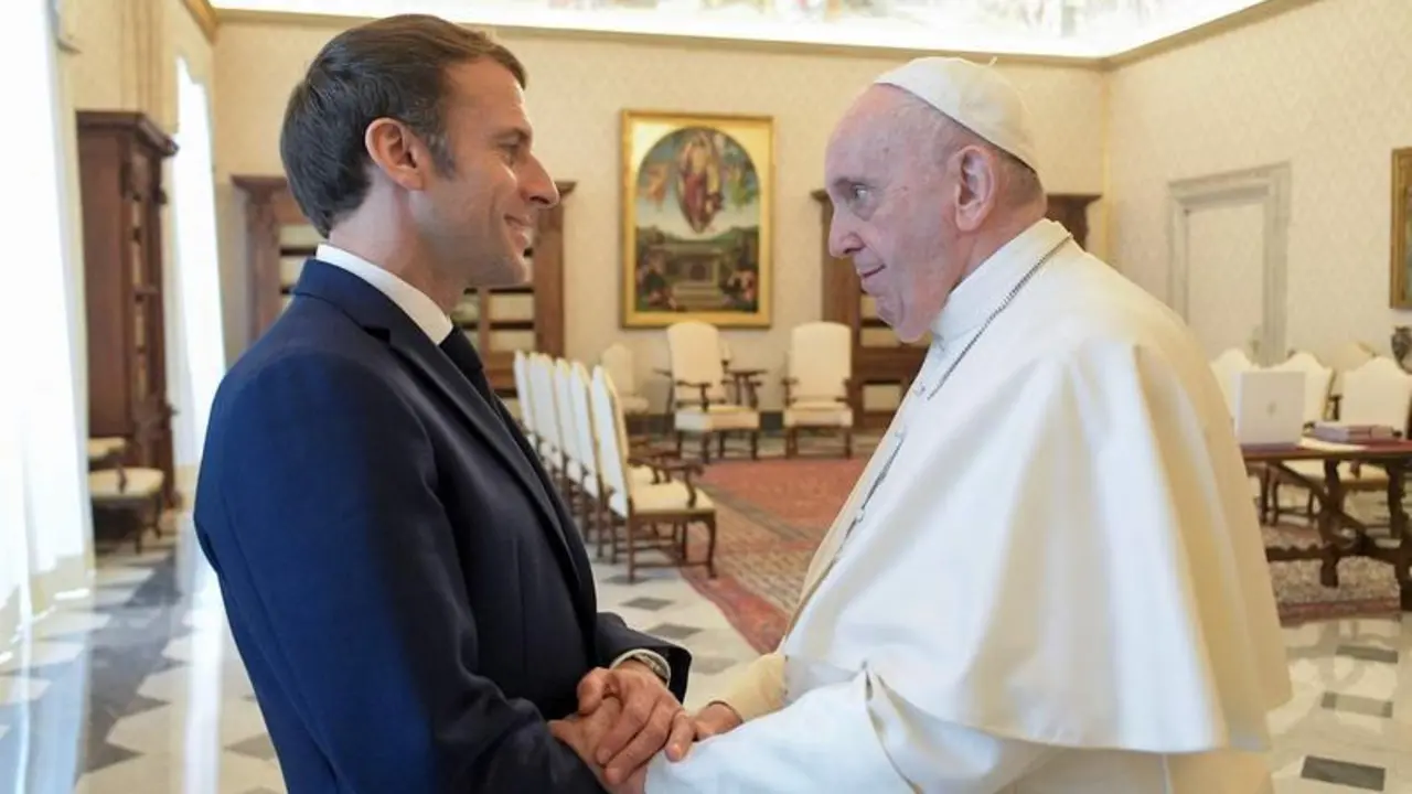 <p> Vatican City (Vatican City State (holy See)), 26/11/2021.- A handout picture provided by the Vatican Media shows Pope Francis (R) receiving French President Emmanuel Macron (L) in a private audience at the Vatican, in Vatican City, 26 November 2021. (Papa, Francia) EFE/EPA/VATICAN MEDIA HANDOUT HANDOUT EDITORIAL USE ONLY/NO SALES<br> </p>