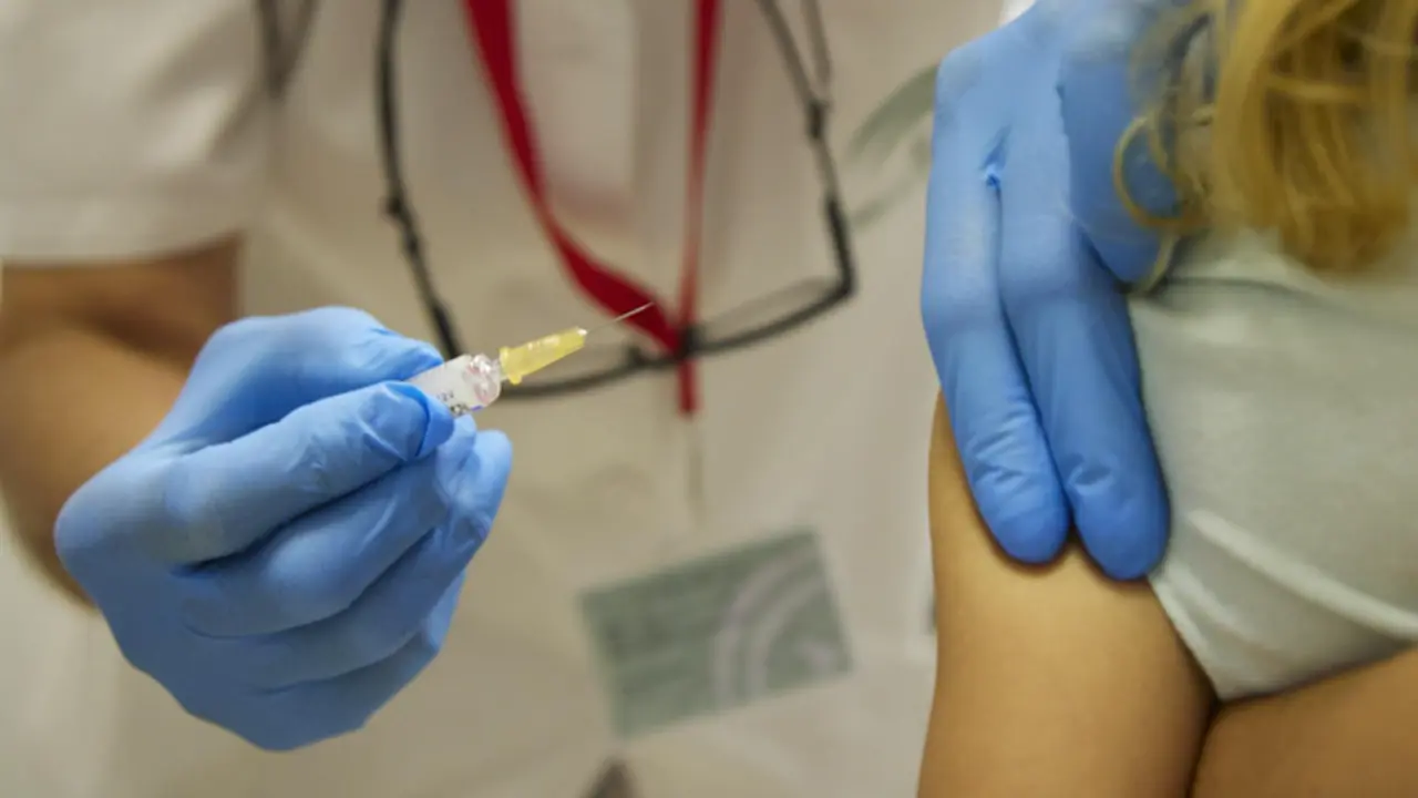 <p> Detalle de la jeringa donde le van a inyectar la vacuna de la gripe durante la vacunaci&oacute;n a menores de 5 a&ntilde;os de la gripe, a 17 de octubre de 2022 en Sevilla (Andaluc&iacute;a, Espa&ntilde;a). - Joaquin Corchero - Europa Press </p>