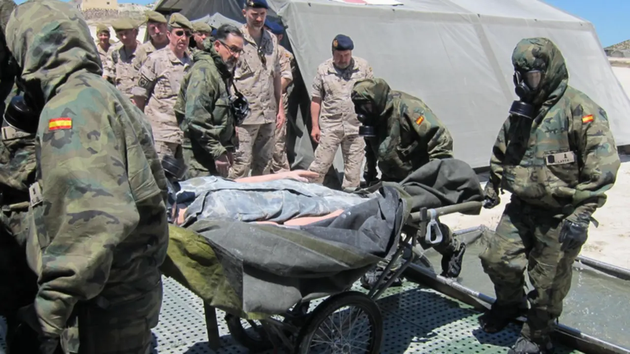 <p> Archivo - El Rey conoce el proceso de descontaminaci&oacute;n de agentes NBQ del Ej&eacute;rcito. - EUROPA PRESS - Archivo </p>