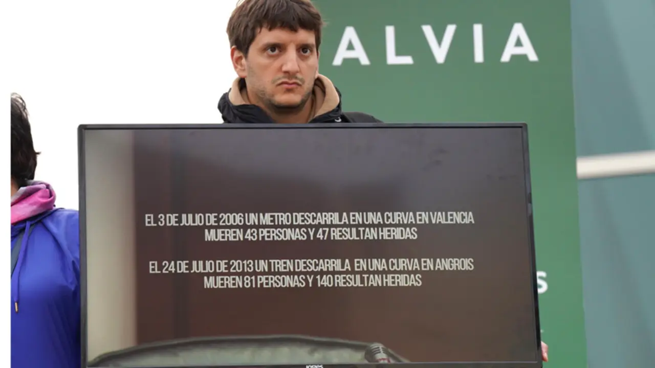 <p> Un familiar de una v&iacute;ctima en el accidente de Alvia sujeta una pantalla de televisi&oacute;n con una imagen del exdirector de Seguridad en la circulaci&oacute;n de Adif, Andr&eacute;s Cortabitarte, mientras declara en el juicio por el accidente del Alvia, en la Cidade de la C - &Aacute;lvaro Ballesteros - Europa Press </p>