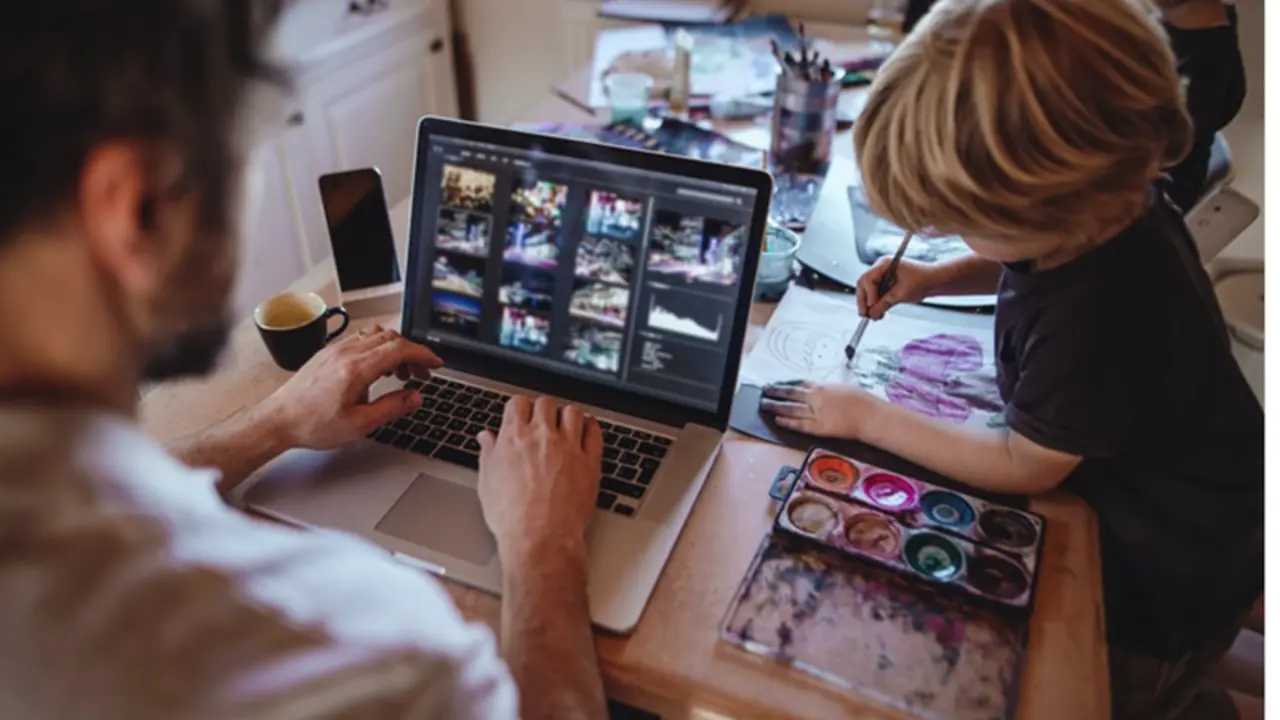 <p> Archivo - Pintura, familia, imagen, fotos, ordenador, cuadros - HALFPOINT/ ISTOCK - Archivo </p>