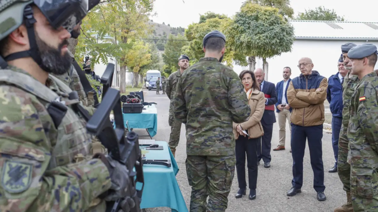 <p> La ministra de Defensa, Margarita Robles, en una visita la Base Militar "El Empecinado" ( Santovenia de Pisuerga- Valladolid) - MARCO ROMERO/MDE </p>