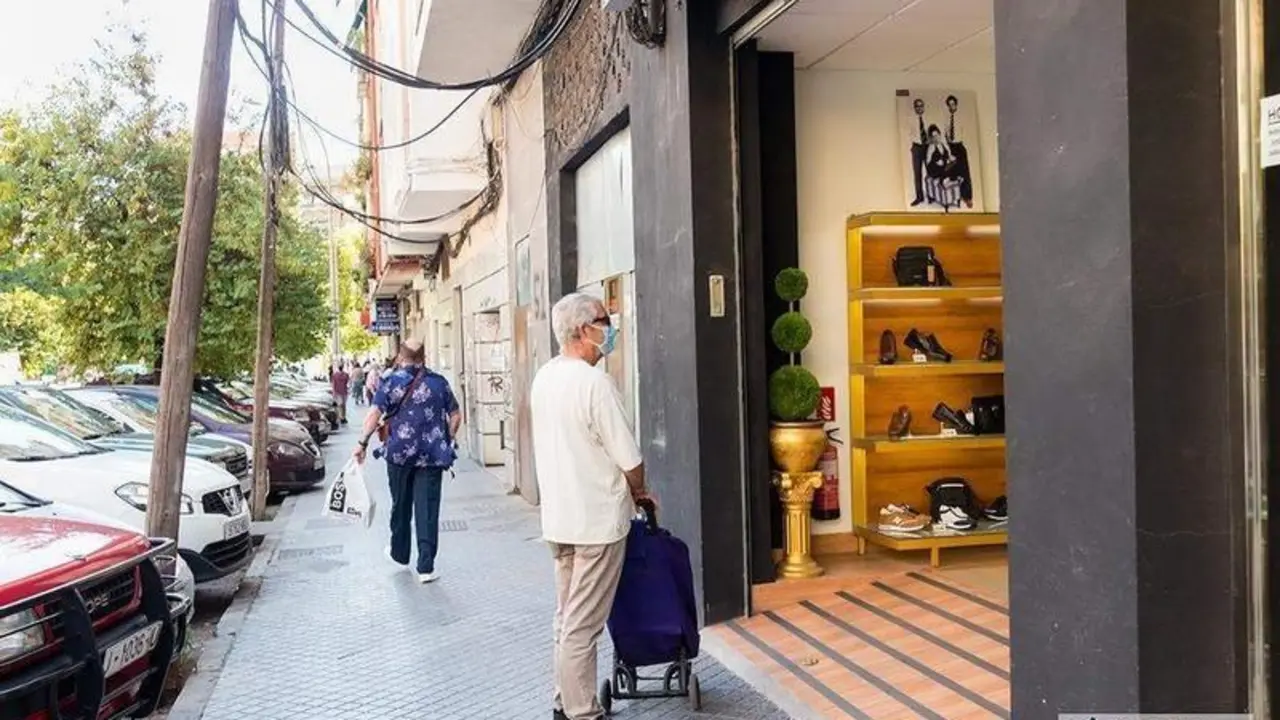<p> Hombre delante de una tienda de zapatos en Ciudad Jardín / Pilar Gázquez. </p>