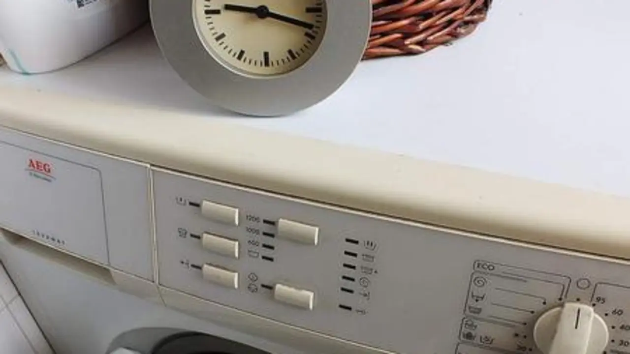 <p> Electrodom&eacute;stico y reloj </p>