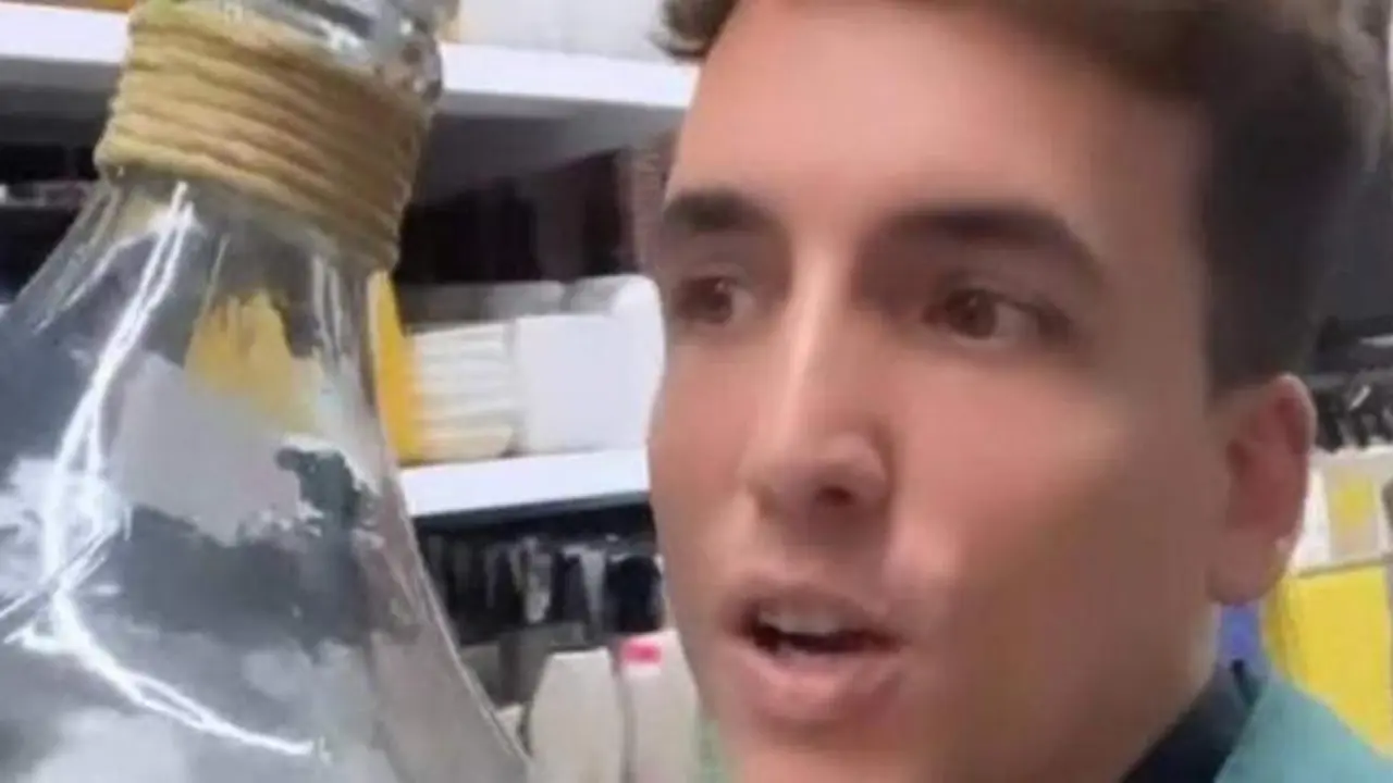 <p> Xuso Jones justo antes de quedarse encerrado en el bazar chino </p>