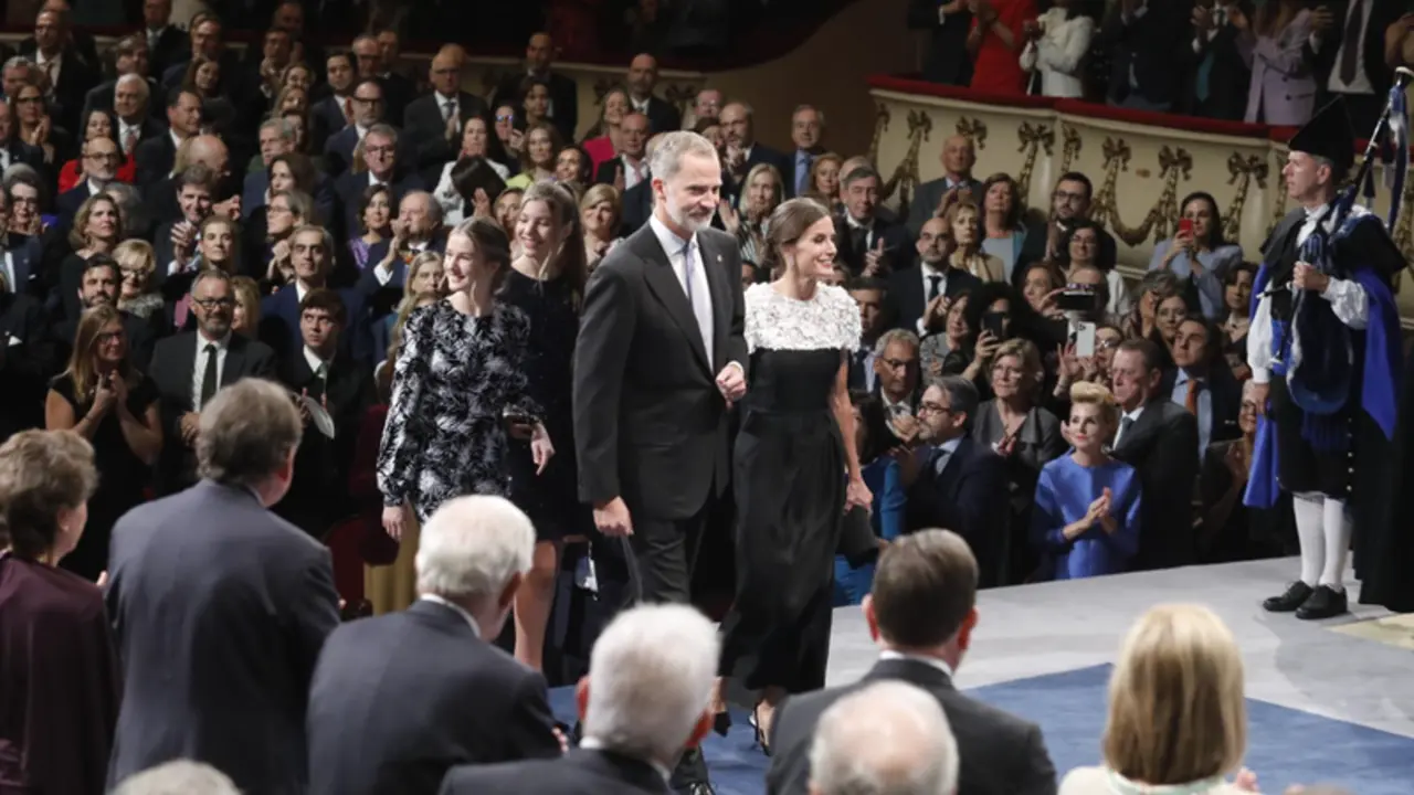 <p> Los Reyes, Felipe VI y Letizia; la Princesa de Asturias Do&ntilde;a Leonor y la Infanta Do&ntilde;a Sof&iacute;a, a su llegada a la 42&ordf; edici&oacute;n de la entrega de los &lsquo;Premios Princesa de Asturias 2022&rsquo;, en el Teatro Campoamor - Jorge Peteiro - Europa Press </p>