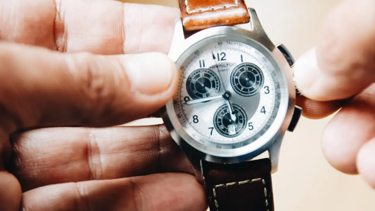 <p> Archivo - Una persona cambia la hora con las manecillas de reloj, a 24 de marzo de 2022, en Madrid (Espa&ntilde;a). En la madrugada del s&aacute;bado 26 de marzo al domingo 27, las 02.00 horas ser&aacute;n las 03.00 horas. Desde hace 82 a&ntilde;os, con la llegada de la primavera, e - Carlos Luj&aacute;n - Europa Press - Archivo </p>