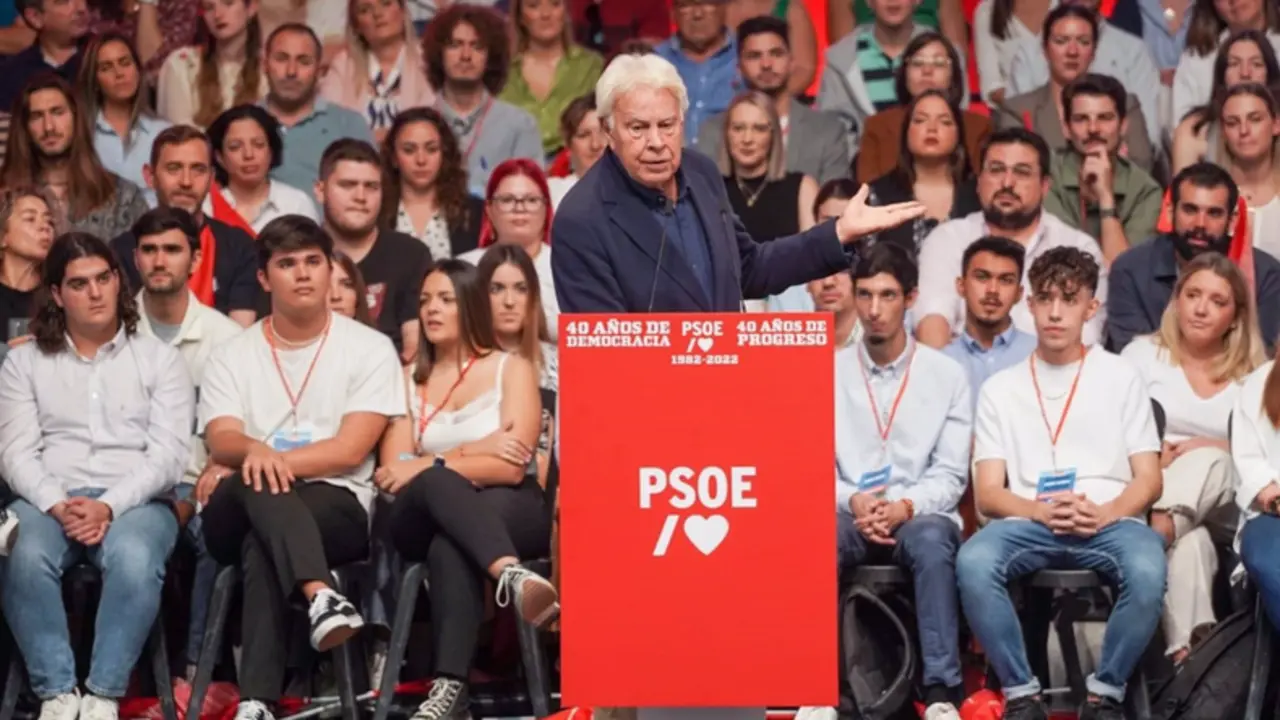 <p> El expresidente del Gobierno Felipe Gonz&aacute;lez interviene en el acto en Sevilla por el 40 aniversario del triunfo de 1982. - FRANCISCO J OLMO </p>