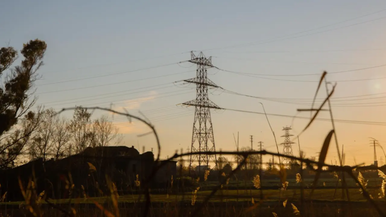 <p> Archivo - Un poste el&eacute;ctrico, a 12 de enero del 2021, en Barcelona, Catalu&ntilde;a (Espa&ntilde;a). Seg&uacute;n los datos provisionales del Operador del Mercado Ib&eacute;rico de Energ&iacute;a (OMIE), el precio promedio de la luz para los clientes de tarifa regulada vinculados al mercad - David Zorrakino - Europa Press - Archivo </p>