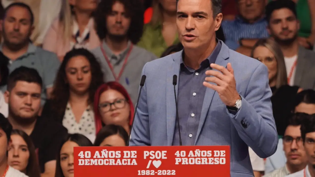 <p> El presidente del gobierno, Pedro S&aacute;nchez, durante acto p&uacute;blico organizado por el PSOE para conmemorar el 40 aniversario de la primera victoria electoral socialista en 1982 en FIBES, a 29 de octubre de 2022 en Sevilla (Andaluc&iacute;a, Espa&ntilde;a). - Francisco J. Olmo </p>