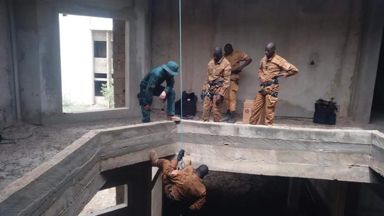 <p> Agentes de la Guardia Civil participan en el proceso de formaci&oacute;n de gendarmes dentro del proyecto europeo GAR-SI Sahel </p>