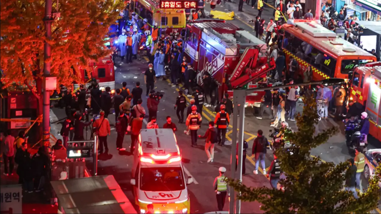 <p> Las autoridades coreanas atendiendo a los heridos y afectados por la tr&aacute;gica estampida en Se&uacute;l </p>