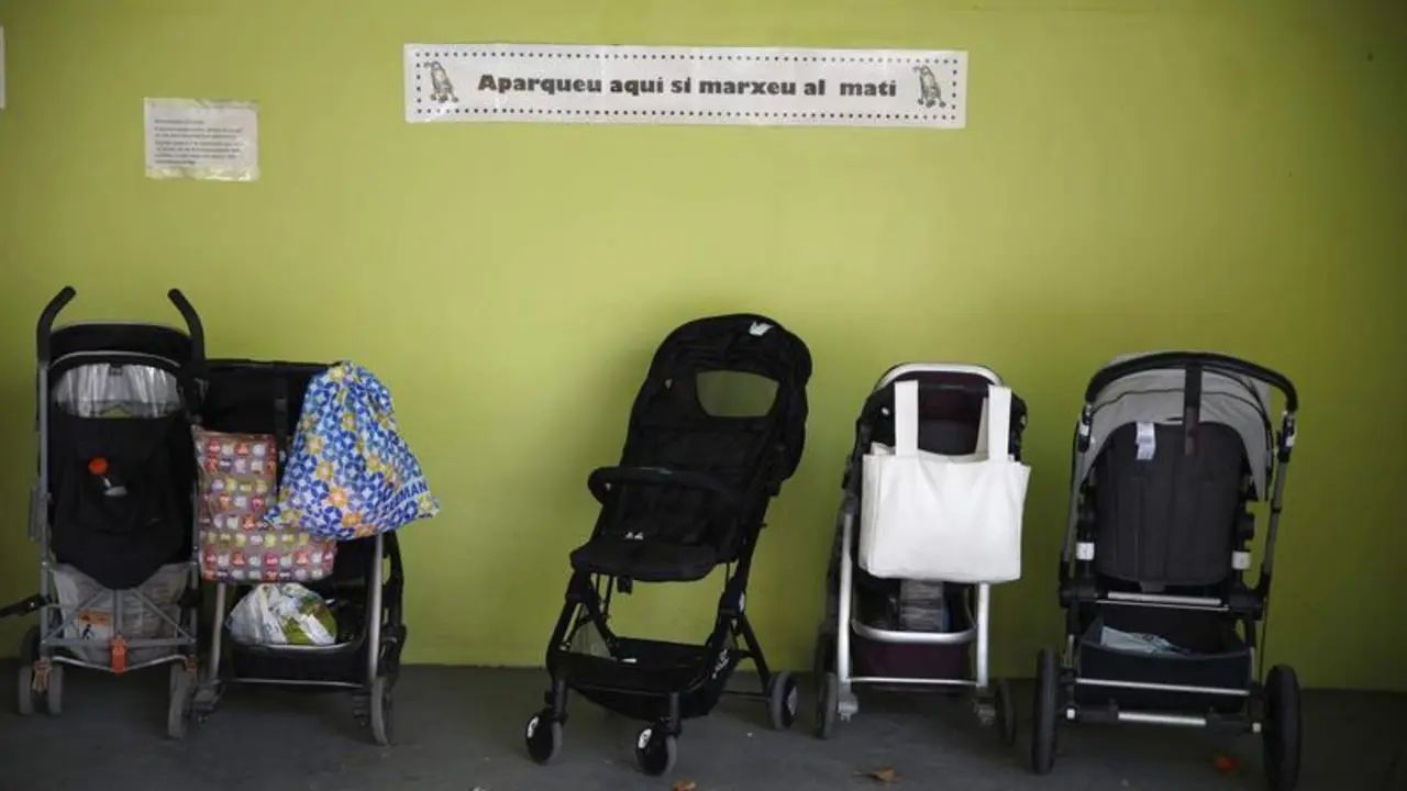 <p> Varios carritos de beb&eacute; en la guarder&iacute;a Patufet, durante el primer d&iacute;a de curso acad&eacute;mico </p>