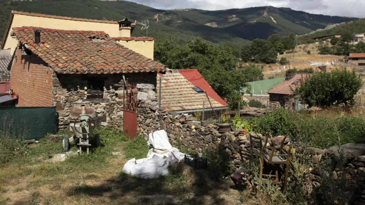 <p> Archivo - Varias casas de Puebla de la Sierra, en una imagen de archivo. - Rafael Bastante - Europa Press - Archivo </p>