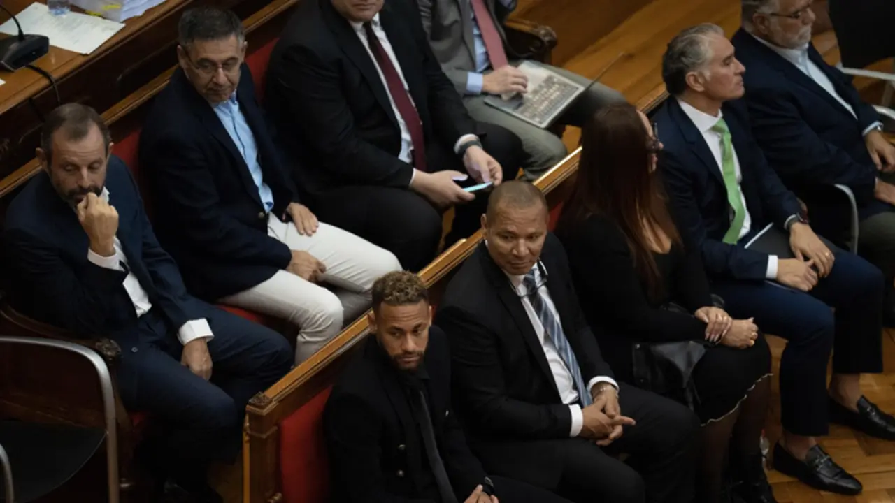 <p> En la segunda fila, el expresidente del FB Barcelona, Sandro Rosell (1i) y en la primera fila, el delantero del Paris Saint-Germain Neymar Da Silva (1i) durante el juicio por el &lsquo;caso Neymar 2&rsquo;, en la Audiencia de Barcelona, a 17 de octubre de 2022. - David Zorrakino - Europa Press </p>