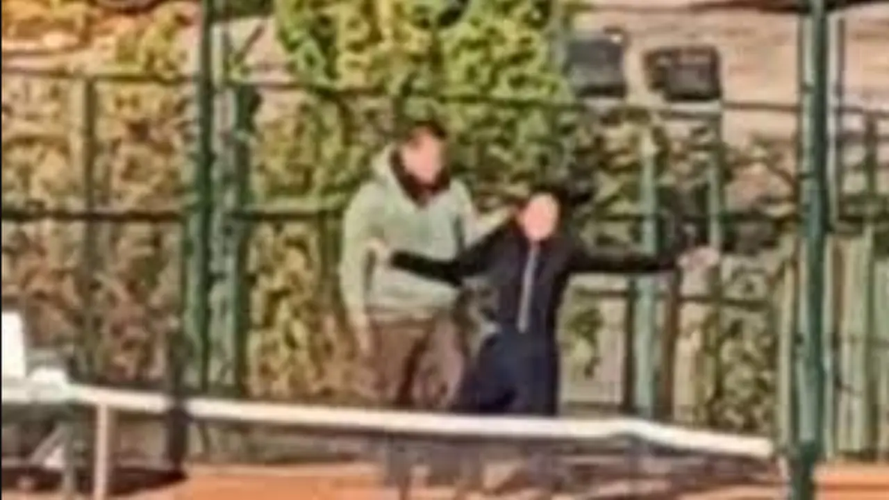 <p> Una captura del video donde el padre agrede a su hija </p>