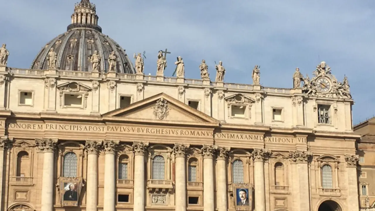 <p> Tapices desplegados en la Plaza de San Pedro - EUROPA PRESS </p>