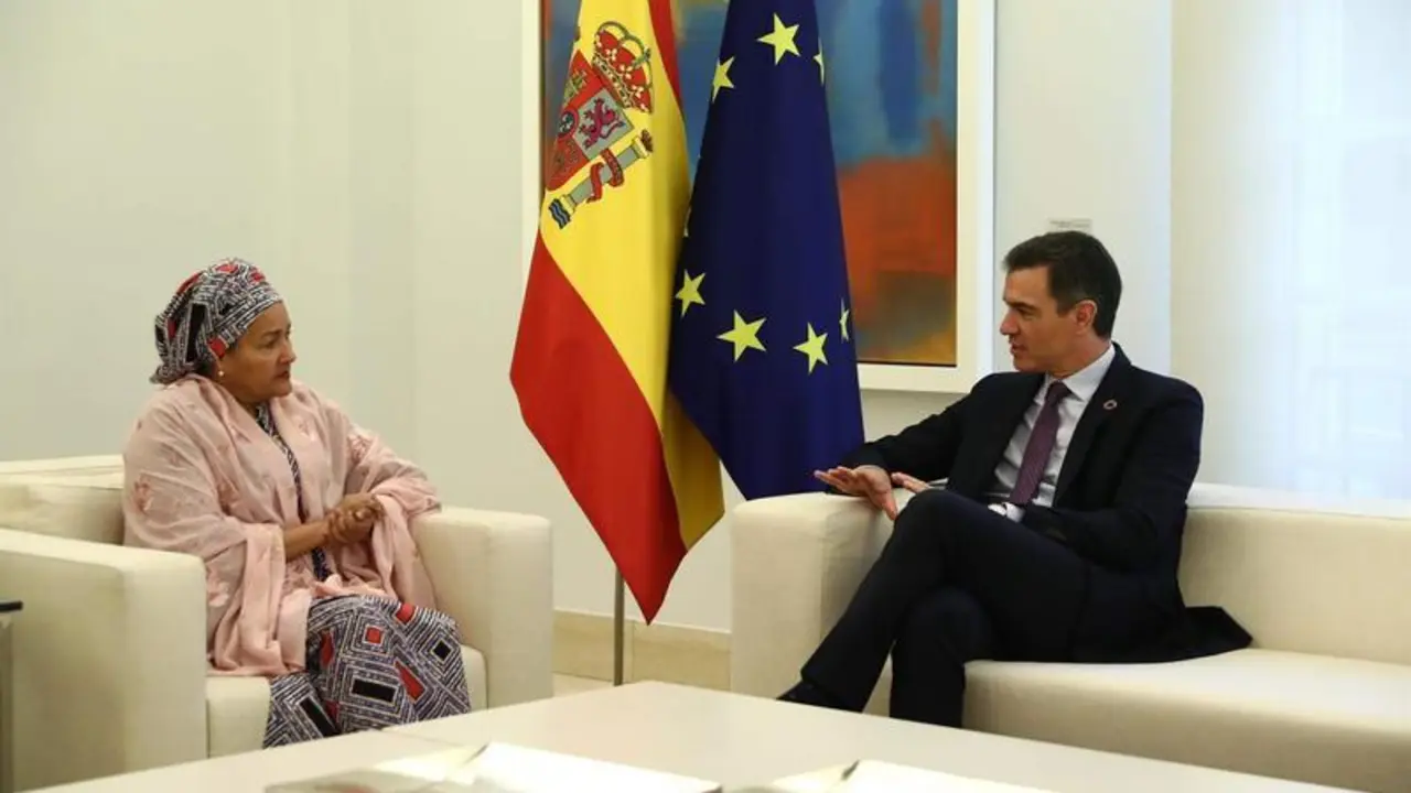 <p> El presidente del Gobierno, Pedro S&aacute;nchez, con la vicesecretaria general de Naciones Unidas, Amina Mohamed </p>