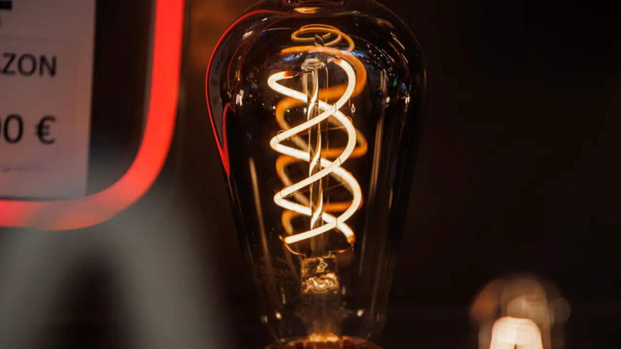 <p> Archivo - Una bombilla en el escaparate de una tienda de l&aacute;mparas - Alejandro Mart&iacute;nez V&eacute;lez - Europa Press - Archivo </p>