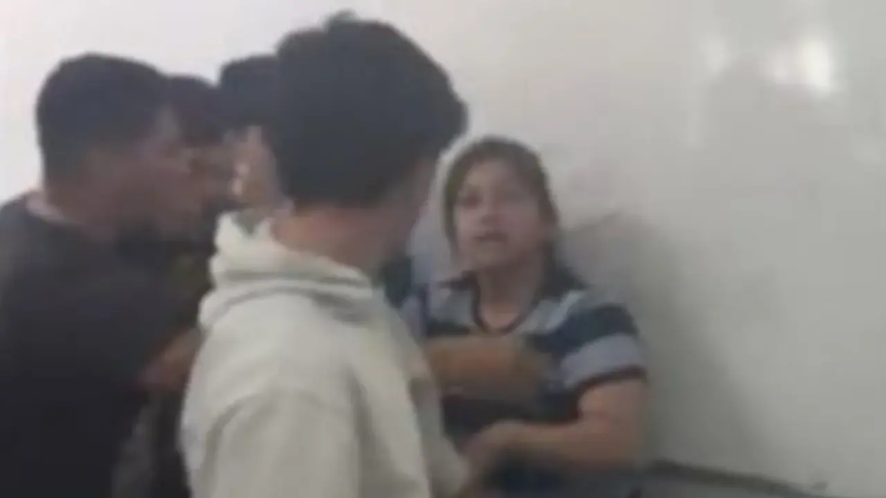 <p> Captura del v&iacute;deo donde la madre se enfrenta a los alumnos en la clase </p>