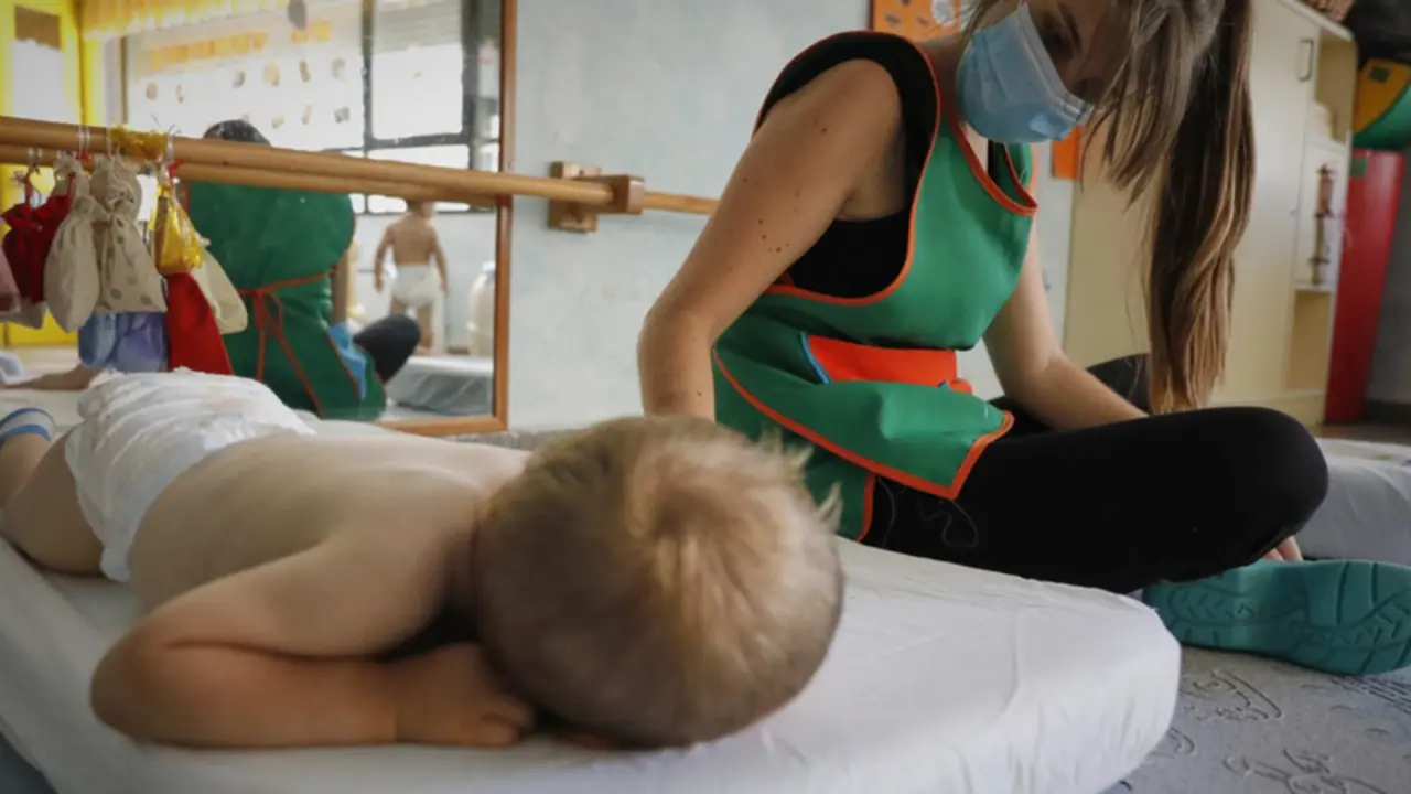 <p> Archivo - Un ni&ntilde;o se dispone a descansar en la Escuela Infantil Gloria Fuertes - Jes&uacute;s Hell&iacute;n - Europa Press - Archivo </p>