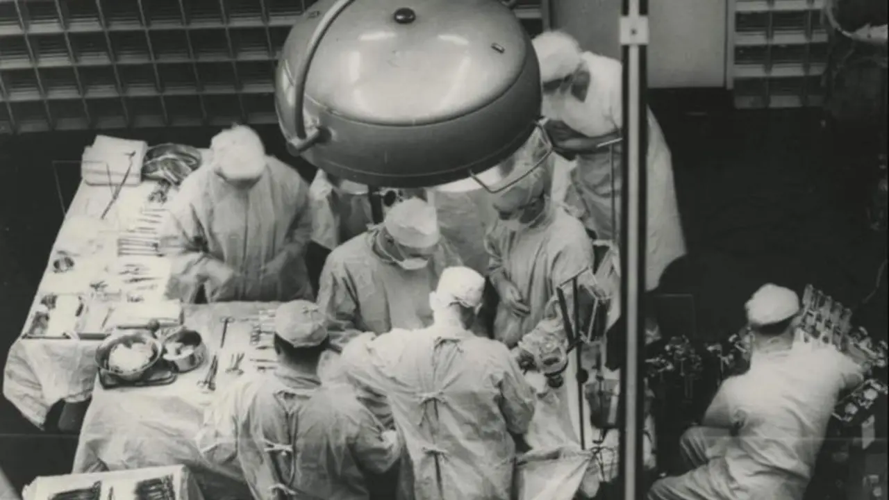 <p> Fotograf&iacute;a de 1954 desde el balc&oacute;n de la sala de operaciones donde se realizada el primer transplante exitoso </p>