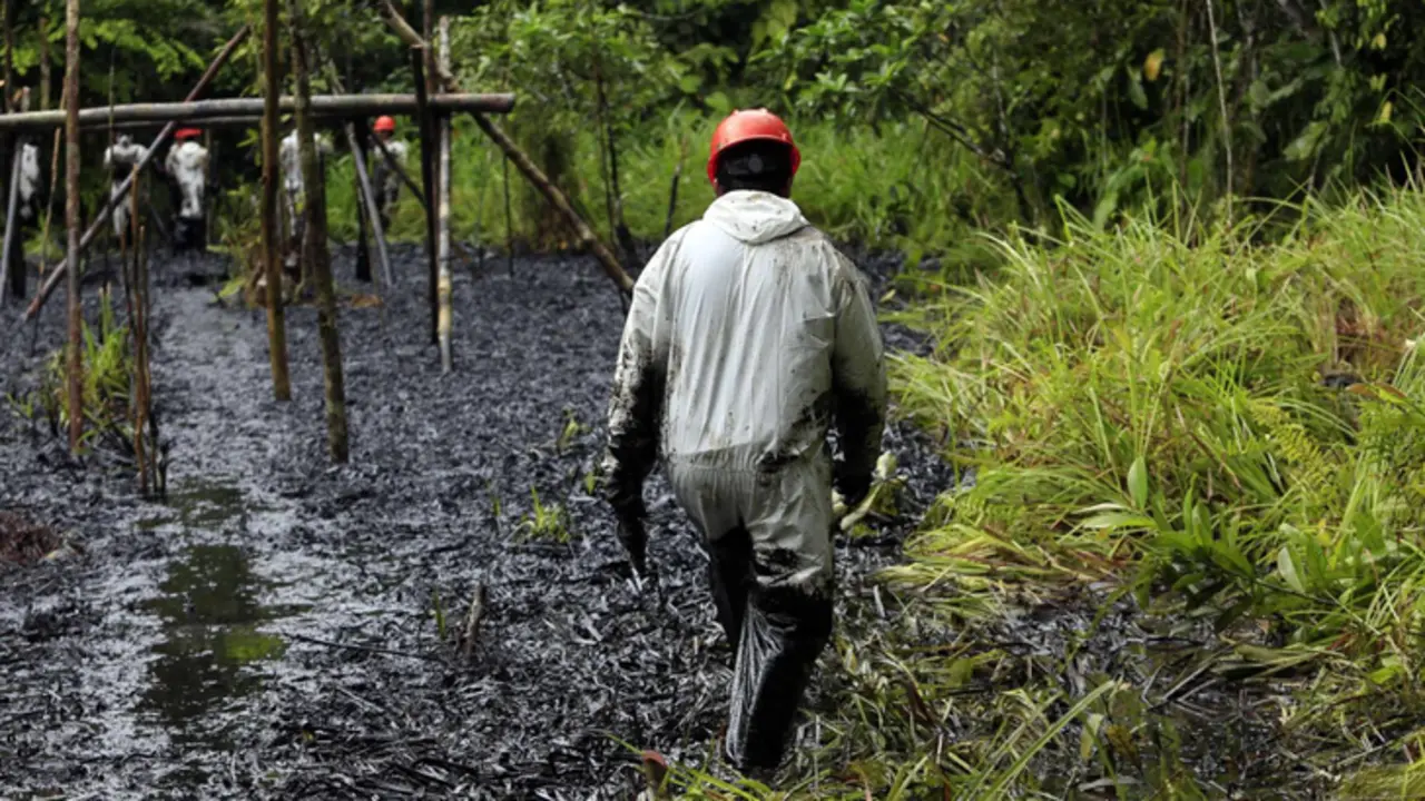<p> Derrame de crudo cerca de Saramiriza, en Loreto (Per&uacute;) - EL COMERCIO / ZUMA PRESS / CONTACTOPHOTO </p>