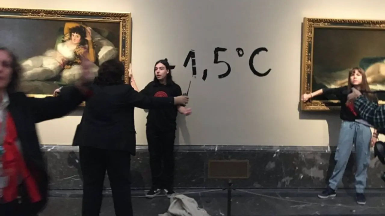<p> Activistas ecol&oacute;gicas se pegan al marco de los cuadros de 'Las Majas' de Goya en el Museo del Prado - FUTURO VEGETAL </p>