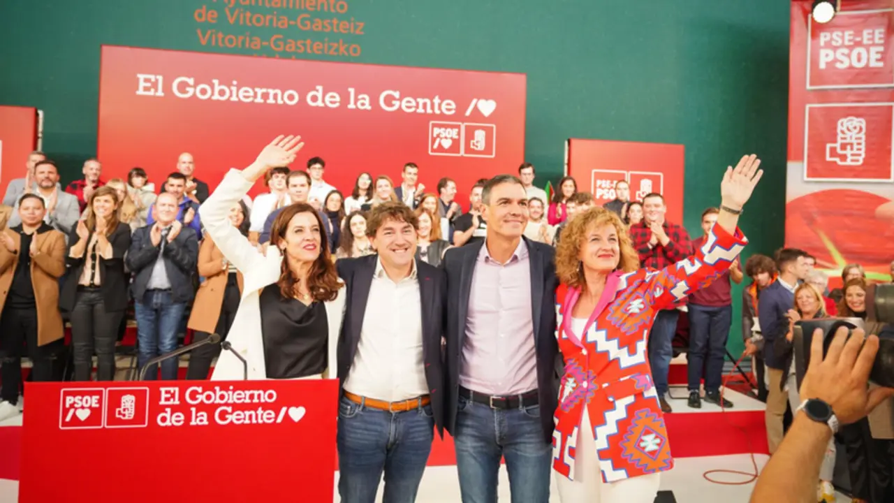 <p> La candidata a alcaldesa de VitoriaMaider Etxebarria; Eneko Andueza, secretario del PSE; el secretario general del PSOE y presidente del Gobierno, Pedro S&aacute;nchez, y la candidata como diputada general de &Aacute;lava, Cristina Gonz&aacute;lez, en un acto en Vitoria - I&ntilde;aki Berasaluce - Europa Press </p>