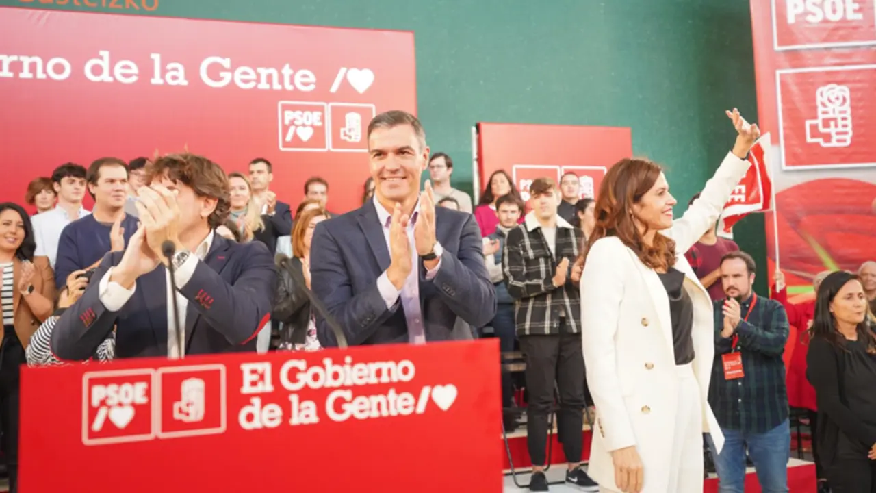 <p> El secretario general del PSOE y presidente del Gobierno, Pedro S&aacute;nchez, junto a Eneko Andueza, secretario general del PSE, y Maider Etxebarria, candidata a la Alcald&iacute;a de Vitoria - I&Ntilde;AKI BERASALUCE </p>