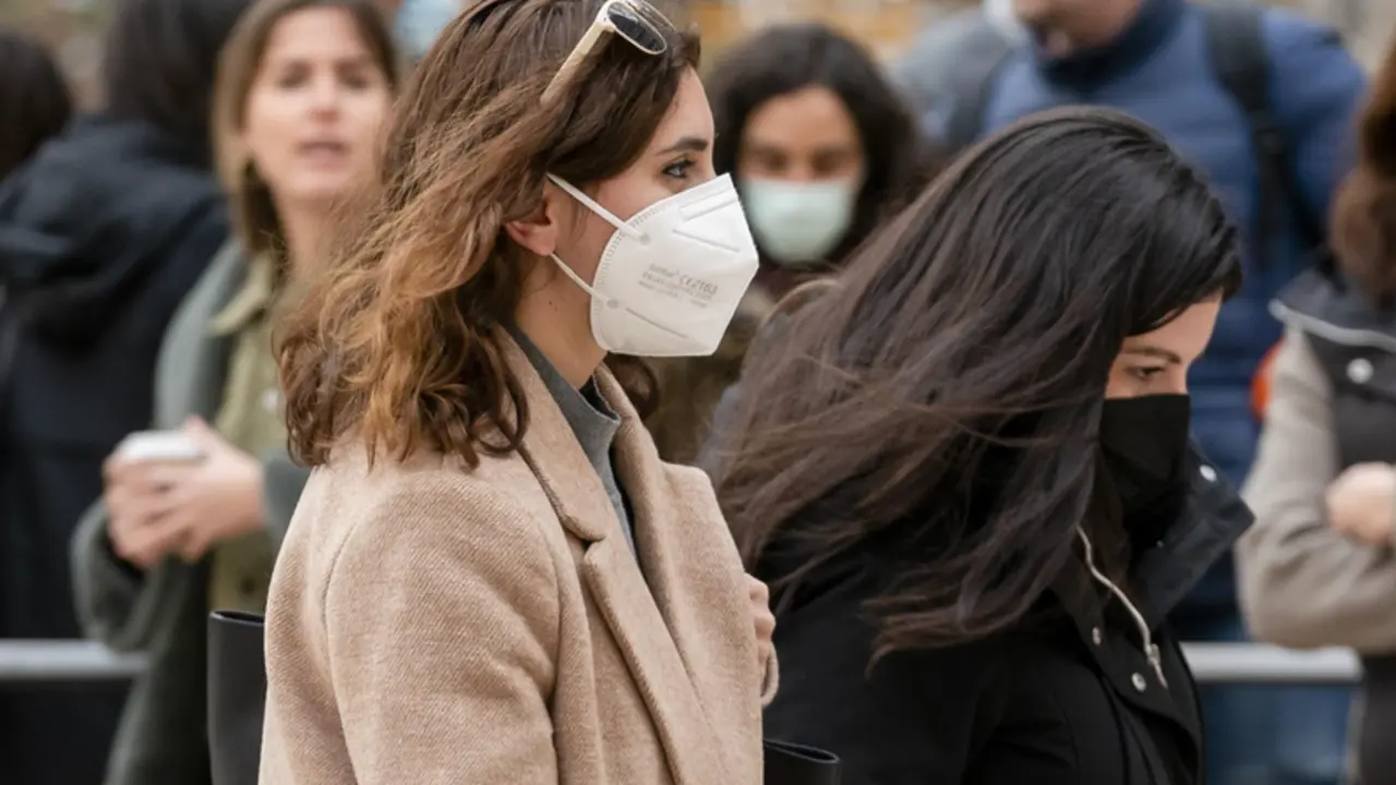 <p> Archivo - La ex asesora de Podemos Dina Bousselham (i) a su llegada para declarar en el caso que investiga el presunto robo de su m&oacute;vil en el marco del caso Villarejo, en la Audiencia Nacional, a 15 de marzo de 2022, en Madrid (Espa&ntilde;a). - A. P&eacute;rez Meca - Europa Press - Archivo </p>